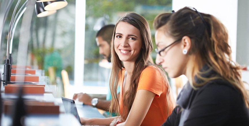 Sfeerfoto persoon op kantoor